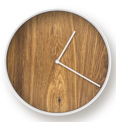 MJ01 Janua Wanduhr: Runde Holzwanduhr mit weißem Rahmen und schlichten, weißen Zeigern.